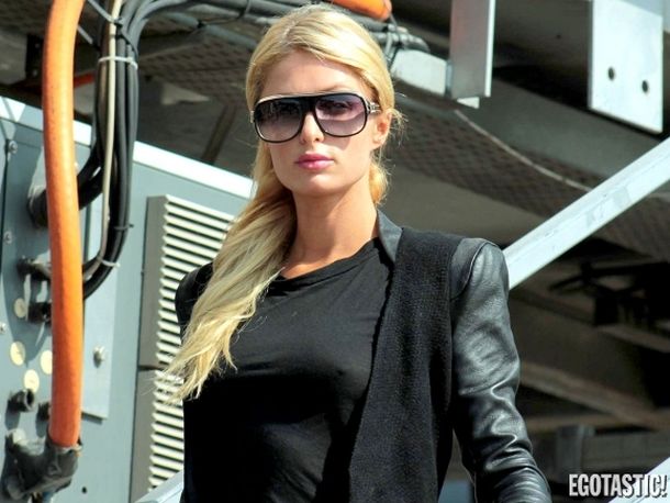 Paris Hilton le saca jugo a andar sin corpiño