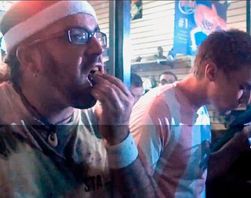 Muere después de ganar un concurso de comer cucarachas