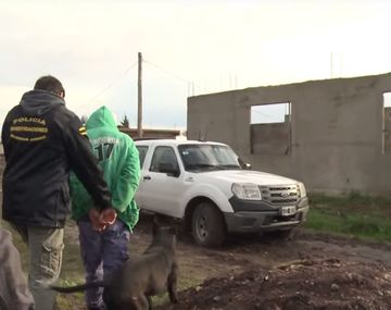 Mató y prendió fuego a dos hombres