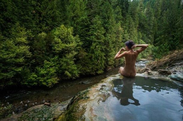 Una cuenta de Instagram muestra a hombres y mujeres desnudos en la naturaleza