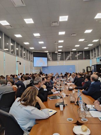 Diputada olvidó el micrófono abierto: ¿Tetaz? ¿Me va a tocar después de este salame?