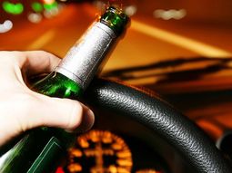 Conducir con alcohol. Imagen de archivo Conducir con alcohol. Imagen de archivo