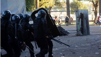 clasico violento: una mujer policia resulto herida tras los incidentes en newells-central clasico violento: una mujer policia resulto herida tras los incidentes en newells-central