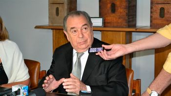 el gobernador de la pampa denuncio entrega de votos con dinero el gobernador de la pampa denuncio entrega de votos con dinero