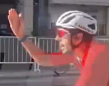 El insólito momento en que un ciclista burló el vallado de seguridad de Milei