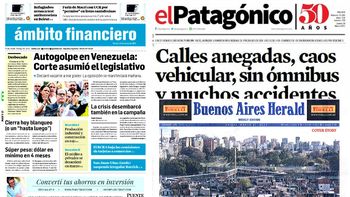 mira las tapas de los diarios