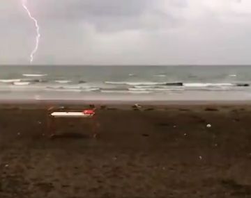 Olvidate del flash: mirá este impresionante rayo sobre una playa de Mar del Plata