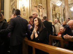 Abucheos y cánticos contra Victoria Villarruel a la salida de la misa por el papa Francisco