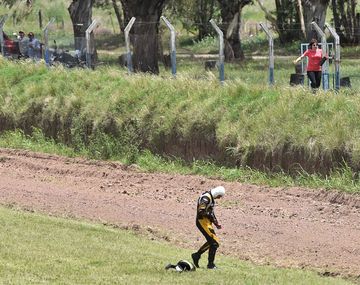 El piloto que escapó de su auto en llamas está bien y fuera de peligro