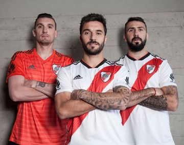 Armani, Scocco y Pratto lucen la nueva indumentaria