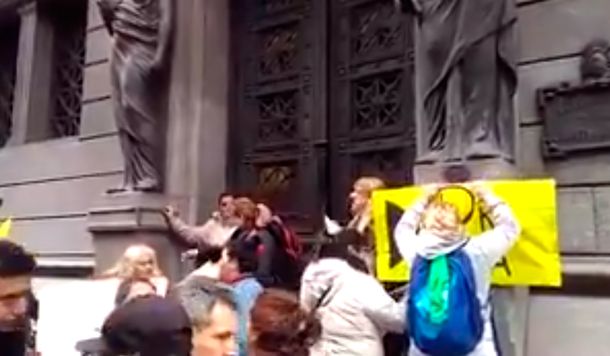 Escrache a Elisa Carrió: le piden propina en la puerta del Congreso