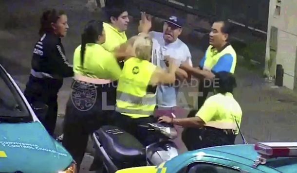 VIDEO: Lo multaron por circular sin casco, agredió a los agentes de tránsito y terminó detenido