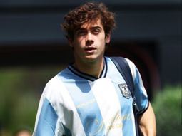 En modo Mundial: Franco Colapinto llegó a Barcelona con los colores argentinos En modo Mundial: Franco Colapinto llegó a Barcelona con los colores argentinos