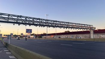 La primera autopista de Uruguay tendrá un sistema de cobre de peaje Free Flow. La primera autopista de Uruguay tendrá un sistema de cobre de peaje Free Flow.