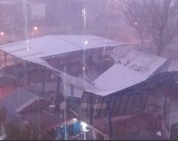 Se derrumbó el techo del club donde empezó a jugar Tevez en Fuerte Apache y piden su ayuda