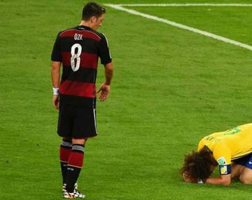 Ozil se acerca a consolar a David Luiz