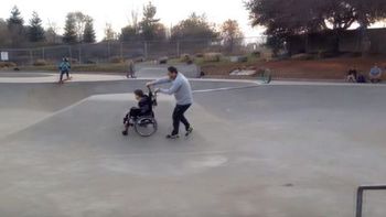 conmovedor: el tierno video de un padre jugando con su hijo con paralisis conmovedor: el tierno video de un padre jugando con su hijo con paralisis