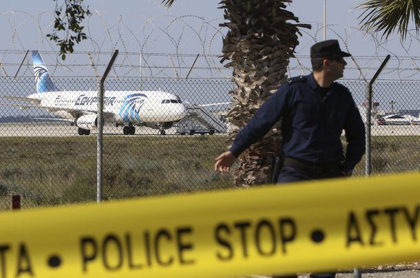 Se entregó el secuestrador del avión de EgyptAir