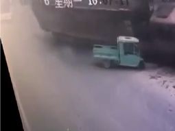 terrible accidente: un camion volco y termino aplastando a un auto terrible accidente: un camion volco y termino aplastando a un auto