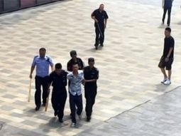 terror en pekin: mato a una mujer con una katana y se entrego terror en pekin: mato a una mujer con una katana y se entrego