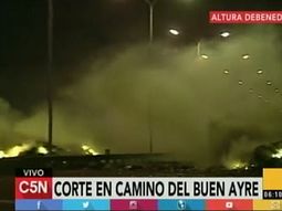 Piquete y quema de basura impide circular por el Camino del Buen Ayre