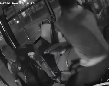 A las piñas con un pasajero: el chofer soltó el volante y el colectivo avanzó sin control por el Metrobús