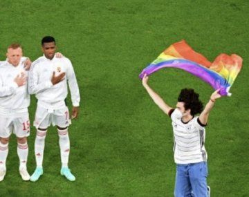 Un activista invadió el campo de juego en Alemania-Hungría con la bandera del colectivo LGBTIQ+