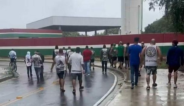 Tensión en Brasil: la barra de Fluminense apretó a los jugadores