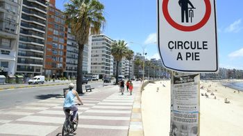 Los carteles colocados por la Intendencia de Montevideo en la rambla. Los carteles colocados por la Intendencia de Montevideo en la rambla.