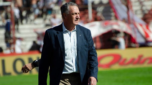 #AlfaroTraidor: la furia de los hinchas de Huracán con el técnico que se va a Boca