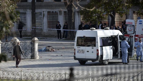 Al menos diez muertos por una explosión en un centro turístico de Estambul
