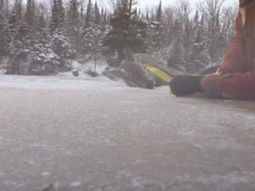 video: arriesgo su vida para salvar a un ciervo congelado video: arriesgo su vida para salvar a un ciervo congelado