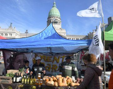 Realizaron una feria popular frente al Congreso por tierra