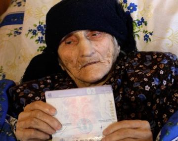 Antisa Khvichava mostraba su documento para certificar su edad