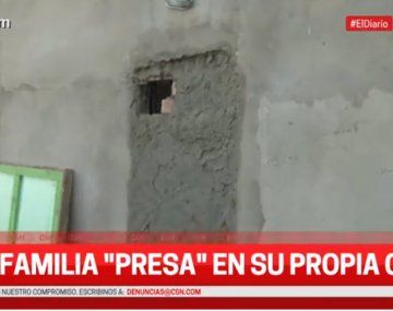 La municipalidad de Avellaneda les tapió la casa con ellos adentro