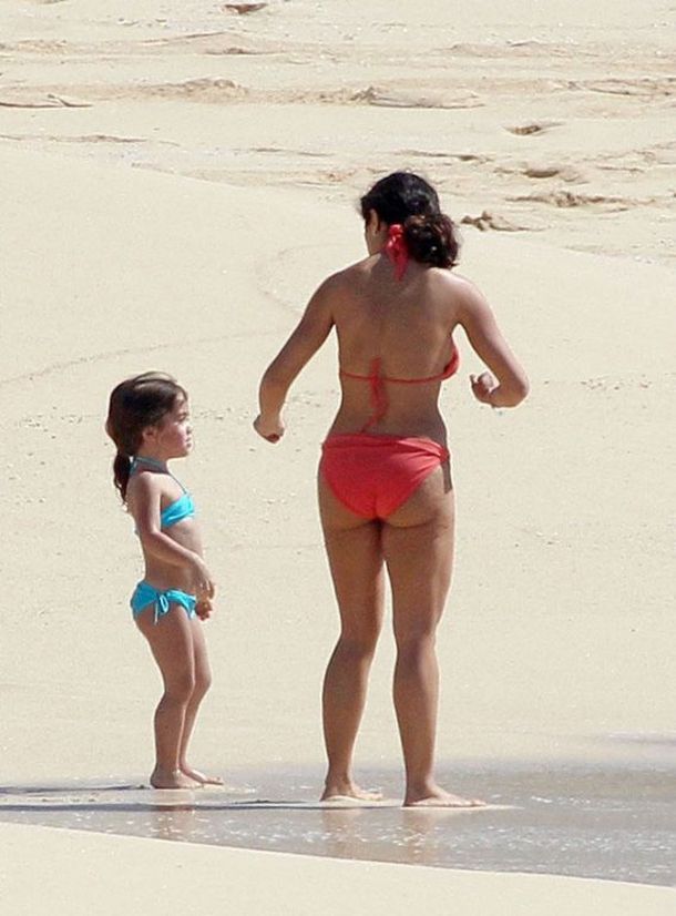 Salma-Hayek-bikini-006