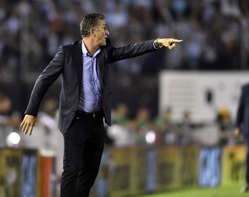 Edgardo Bauza, durante el choque ante Chile en el Monumental