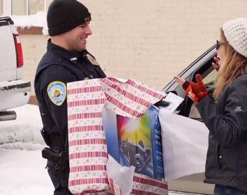 La polcías hace regalos de Navidad