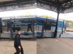 video: el momento en que la gente entro en panico por la toma de una rehen en tren roca video: el momento en que la gente entro en panico por la toma de una rehen en tren roca
