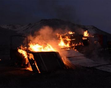 Se le incendió la carga del camión en San Martín de los Andes - Crédito: lmneuquen/Rodolfo Ramírez