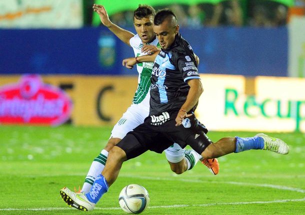 Con diez jugadores durante más de un tiempo, Temperley debutó con un triunfo