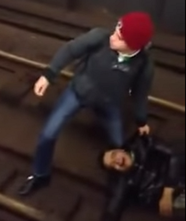 VIDEO: un hombre sobrevive cuando el subte le pasa por arriba