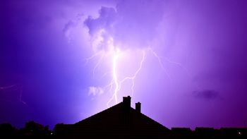 susto por el tormenton: un rayo cayo en el patio de una casa y provoco importantes danos materiales susto por el tormenton: un rayo cayo en el patio de una casa y provoco importantes danos materiales