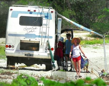 Las vacaciones hippies de la hija de un millonario argentino
