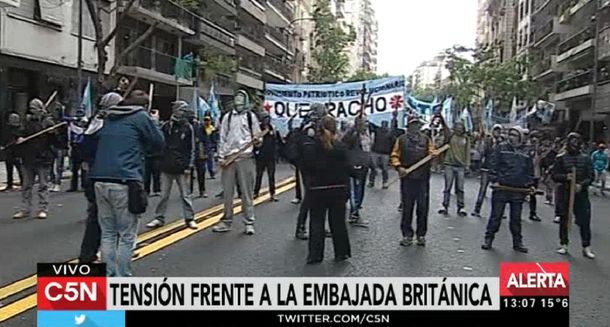 Protesta de Quebracho en la Embajada de Gran Bretaña en protesta por los ejercicios militares en Malvinas