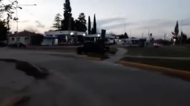 Arrastraron al perro atado de una camioneta