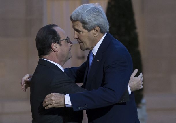 Kerry se reunió con Hollande y homenajeó a las víctimas de los atentados