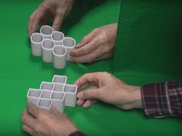 ilusion optica: figuras que cambian de forma al reflejarse en un espejo ilusion optica: figuras que cambian de forma al reflejarse en un espejo