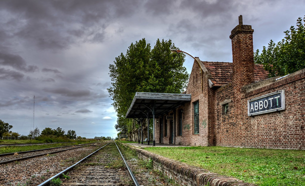 Un pueblo de estilo colonial que tiene pocos habitantes y cuenta con una estación de trenes