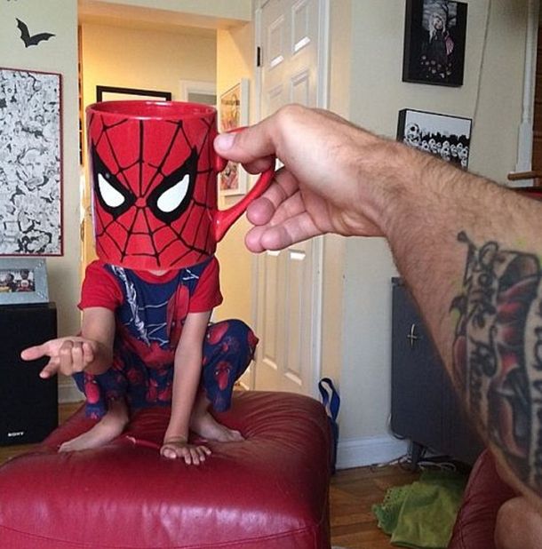 Un hombre convierte a sus hijos en superhéroes con divertidas tazas
